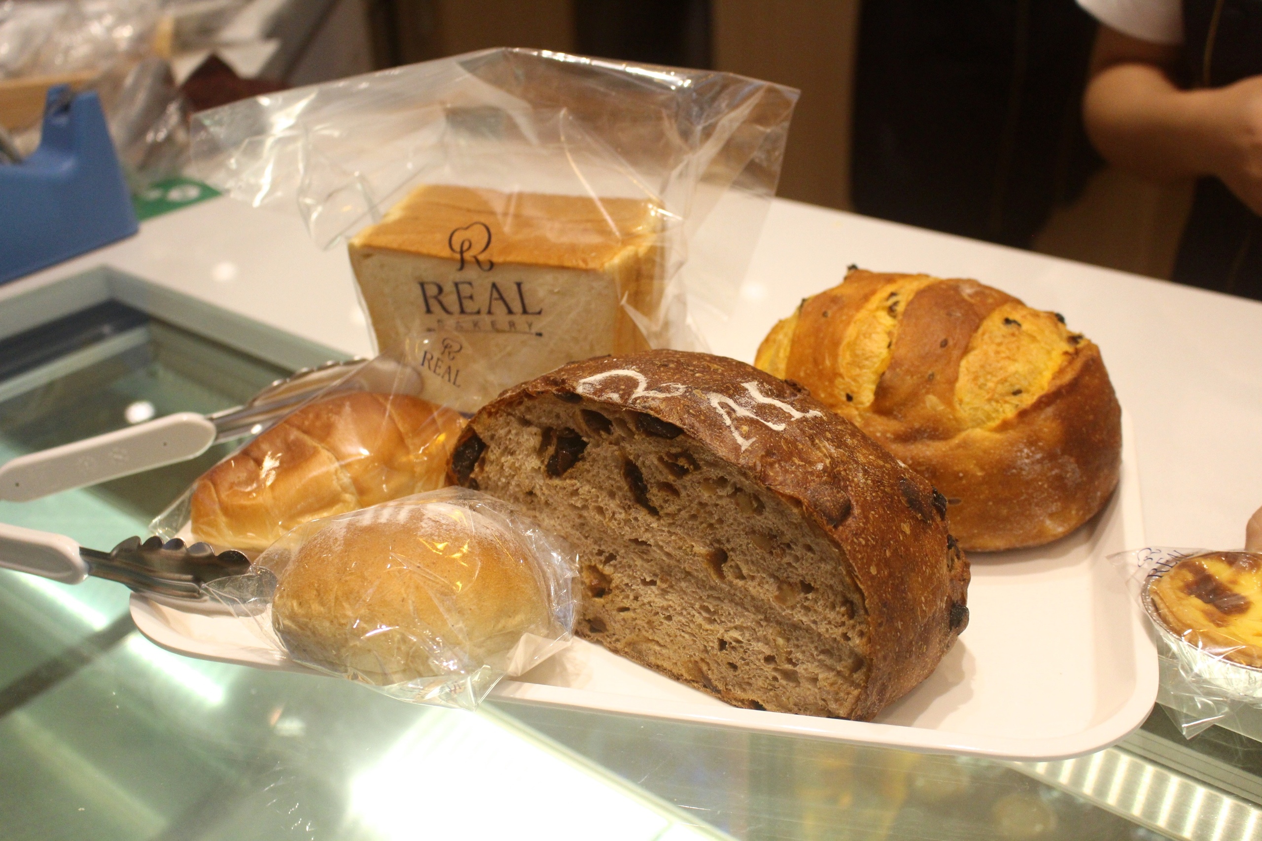 【桃園 REAL真‧CAFÉ‧BREAD】新型態麵包時尚店。鎮店之寶「酒釀桂圓」歐式麵包超美味！
