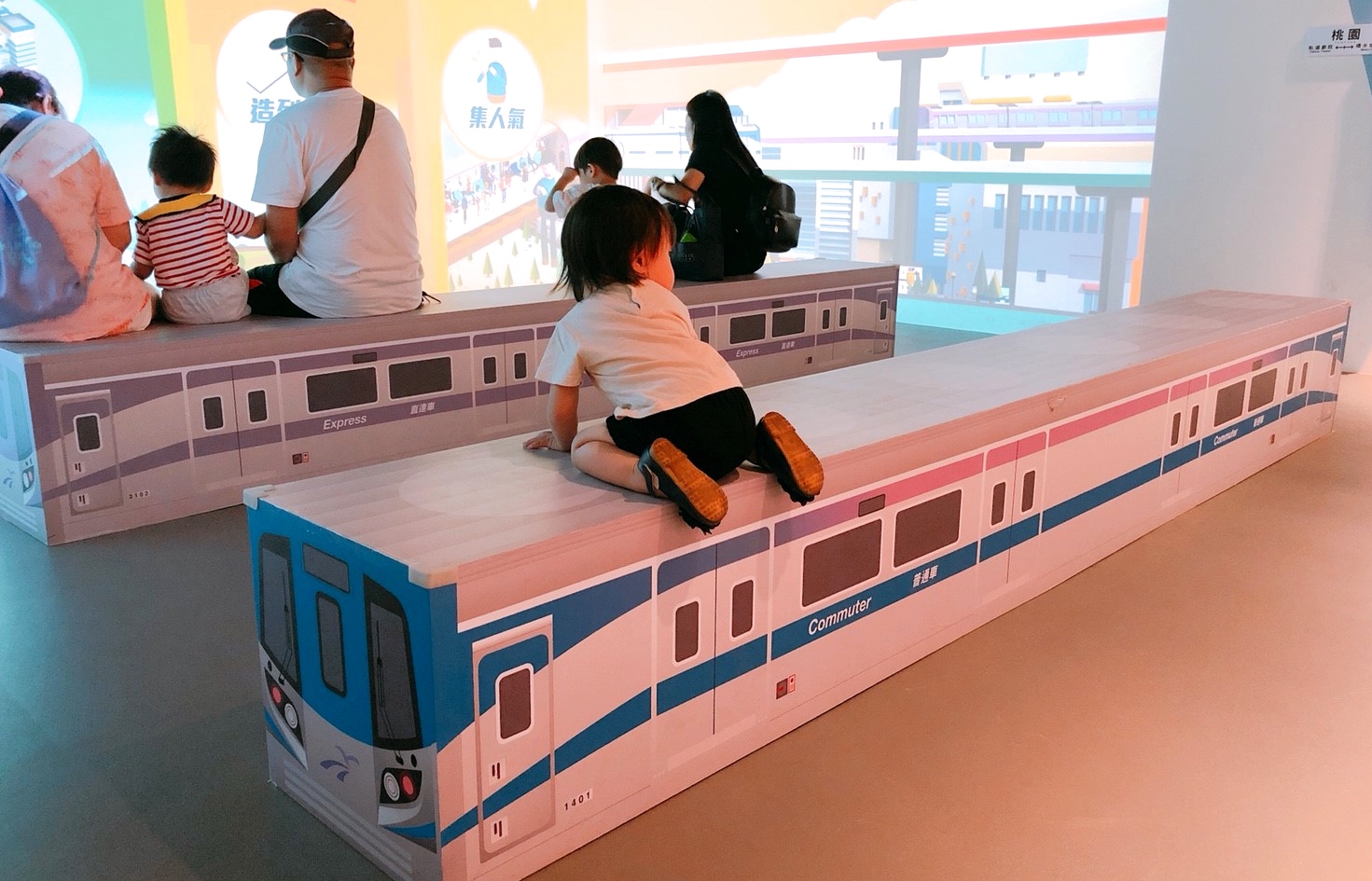 【桃園 軌道願景館】跟著桃園號小火車出發去。GOGO樂『3D媒體互動、體驗車長、益智積木』