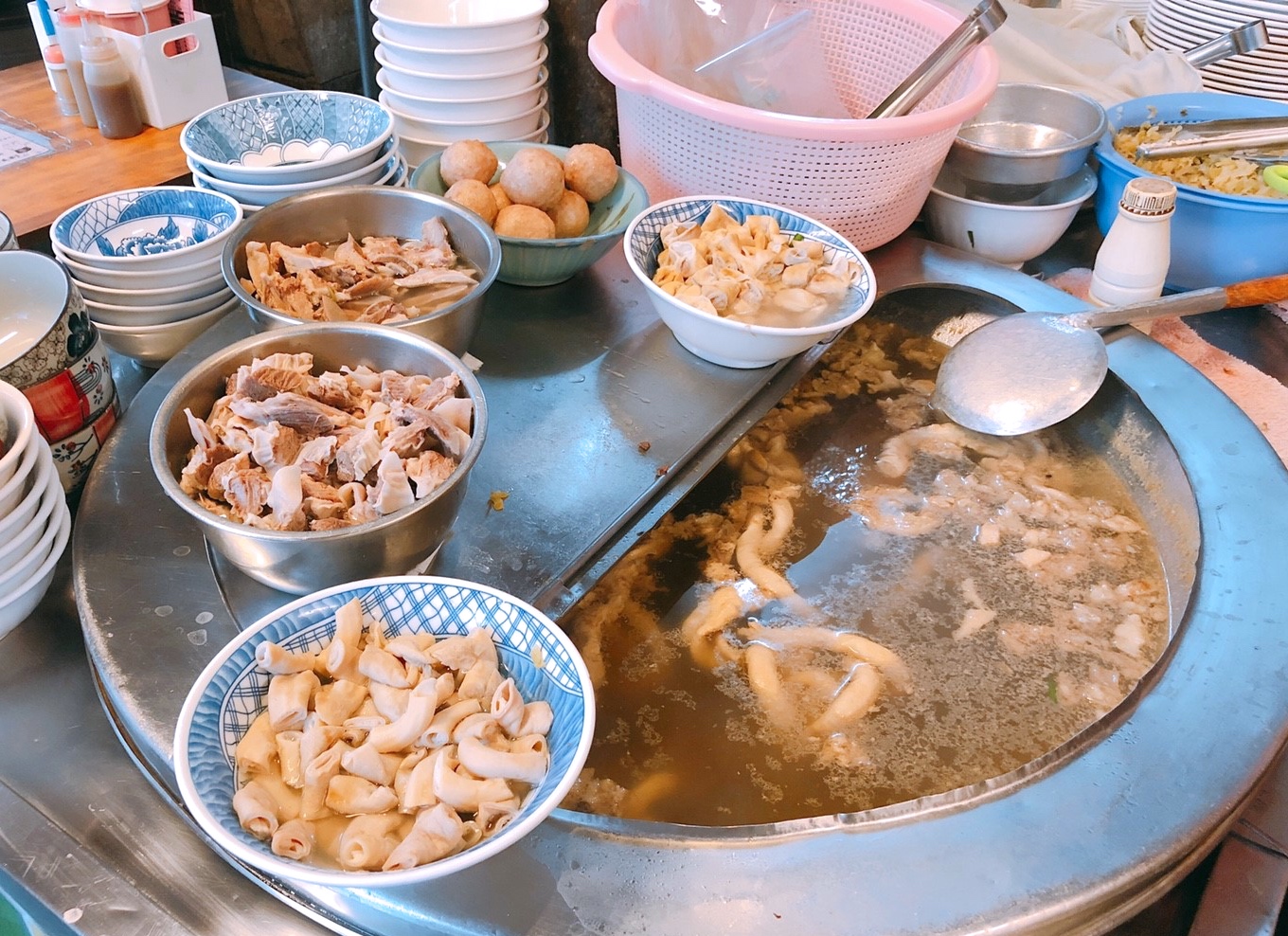 【台南 蔡三毛豬血湯】驚見!傳說中的“阿婆水”。小吃攤的豬血湯、滷肉飯道地好吃