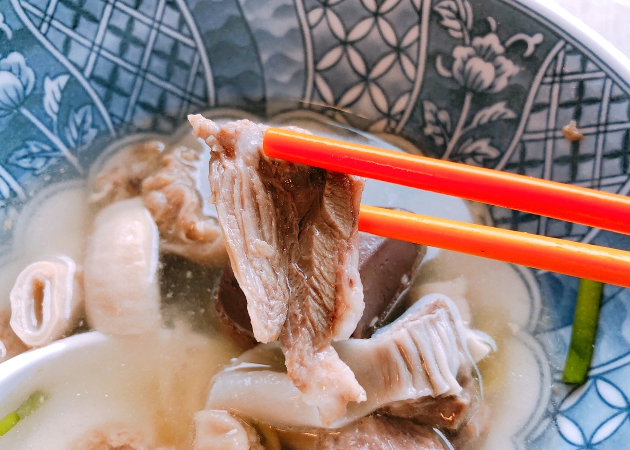 【台南 蔡三毛豬血湯】驚見!傳說中的“阿婆水”。小吃攤的豬血湯、滷肉飯道地好吃