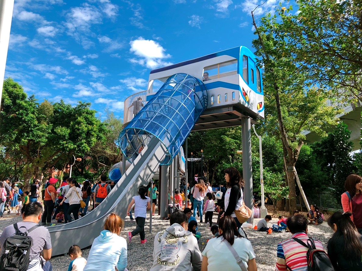 【新北 林口樂活公園】超立體捷運主題溜滑梯。四米高超快速來不及尖叫啦!!!