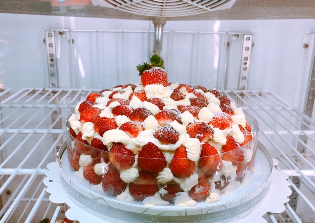 【新北 日月香蛋糕店】老字號賣浮誇草莓蛋糕。拳頭般大草莓雪莓娘