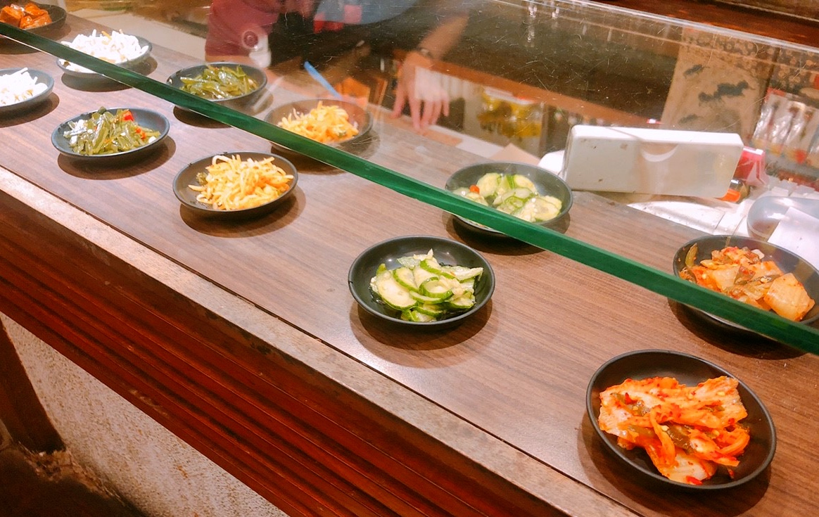 【桃園 韓味城】縣府路人氣韓式料理老店。小菜無限量供應、超厚海鮮煎餅