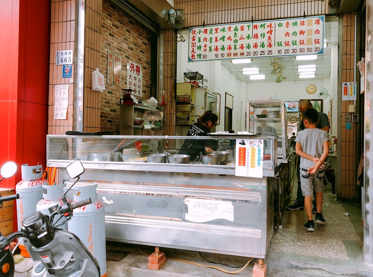 【嘉義 呆獅雞肉飯】傳承三代一甲子老店。銅板菜單點一桌不到150元?