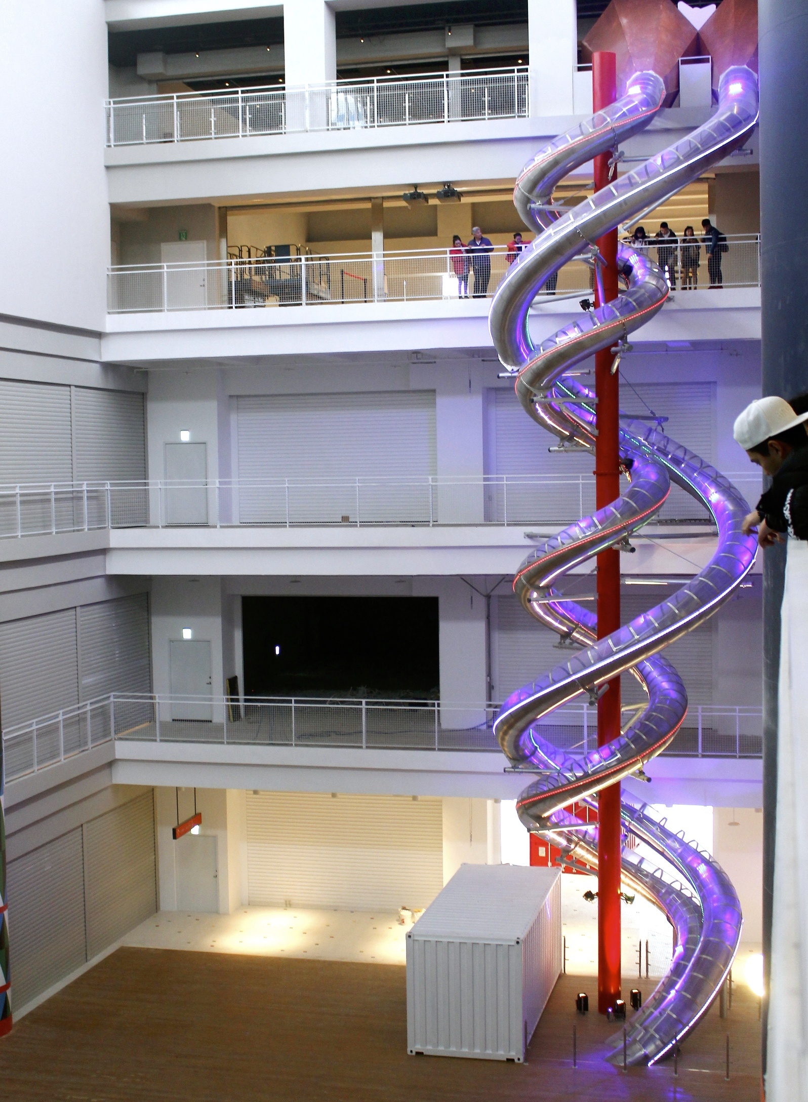 【花蓮 新天堂樂園】全世界室內最高雙螺旋溜滑梯。5樓滑到B1只需要12~15秒