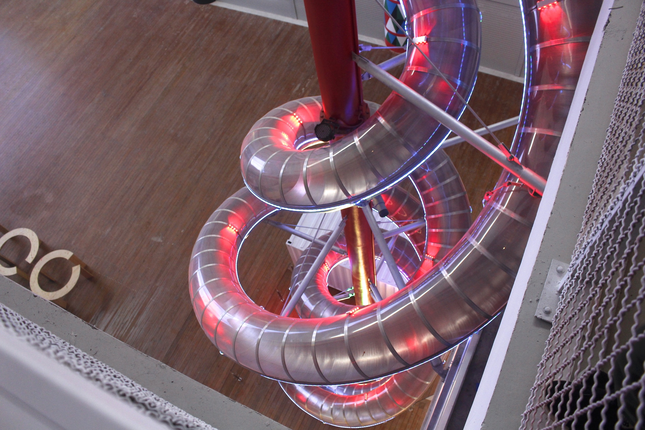 【花蓮 新天堂樂園】全世界室內最高雙螺旋溜滑梯。5樓滑到B1只需要12~15秒