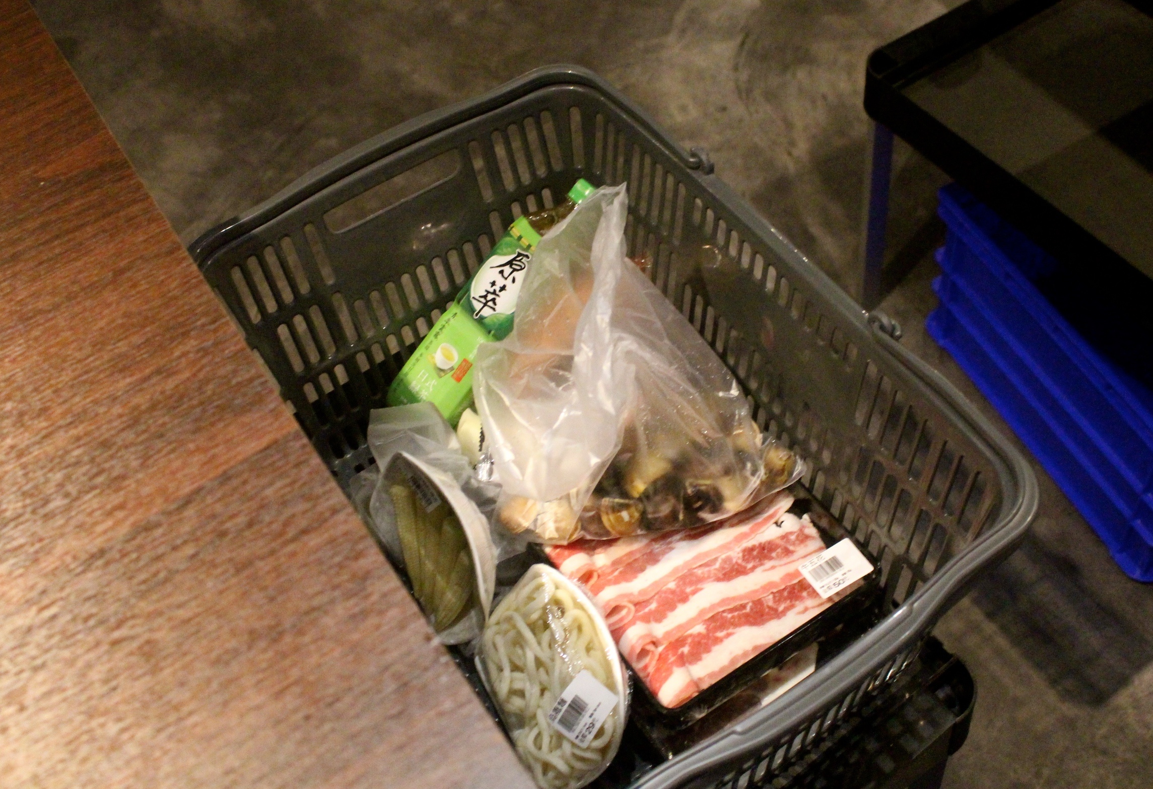 【桃園 超越水產】肉多多品牌也有超市火鍋。活體海鮮水族箱/提供免費蒸籠
