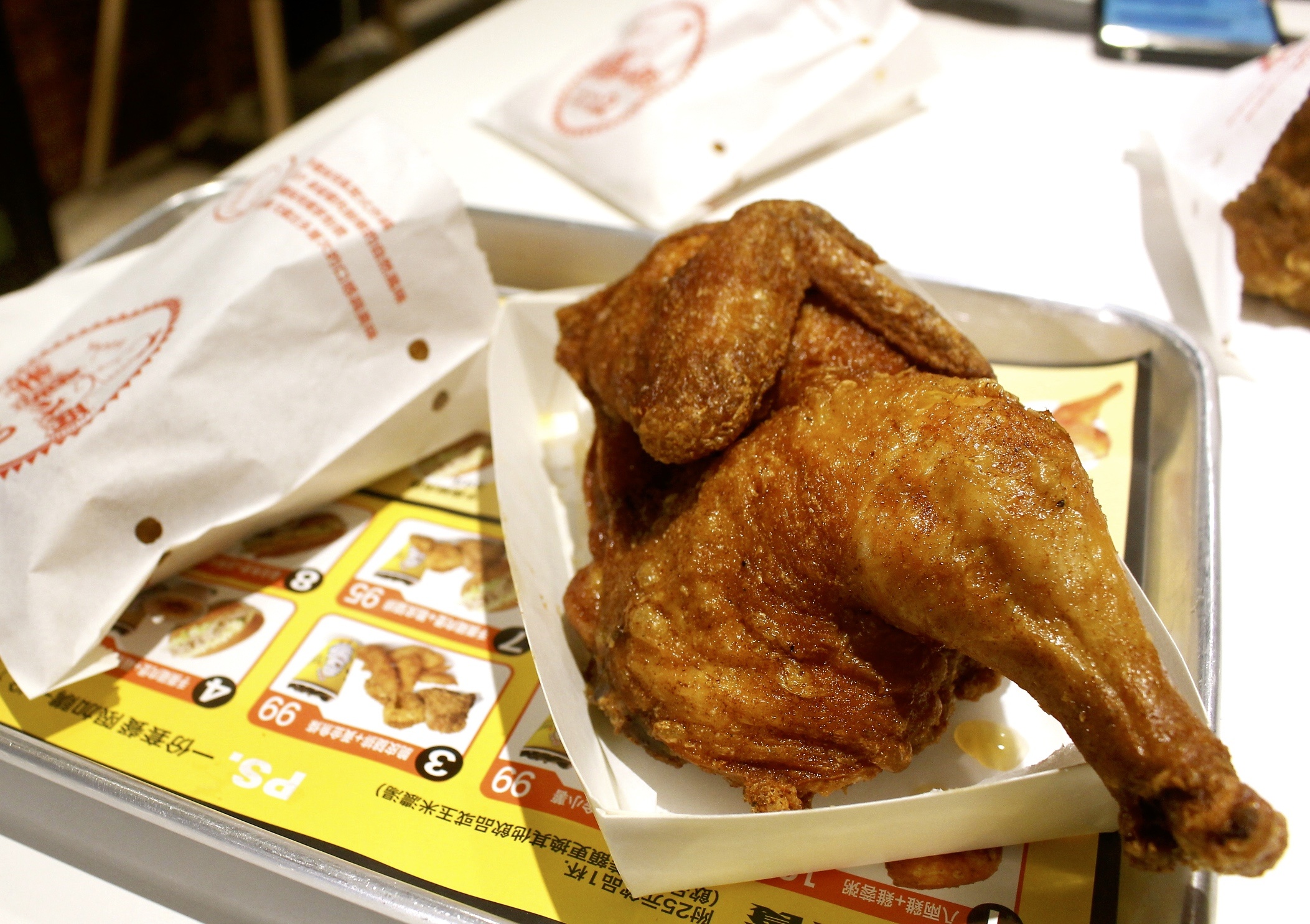 【桃園 半鷄八兩】台南知名炸雞的行家。氣壓式炸鍋鎖肉汁「每日限量半隻雞」