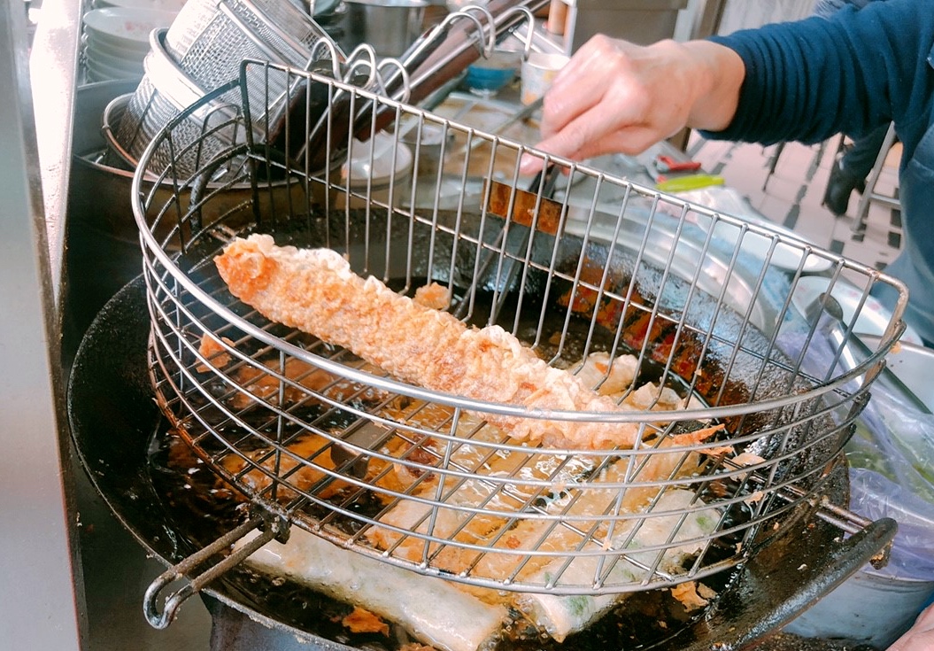 【宜蘭 奧松刈包燉肉飯】遵循古法手工現炸肉捲好好味。不忘來杯傳統白粉圓解膩!