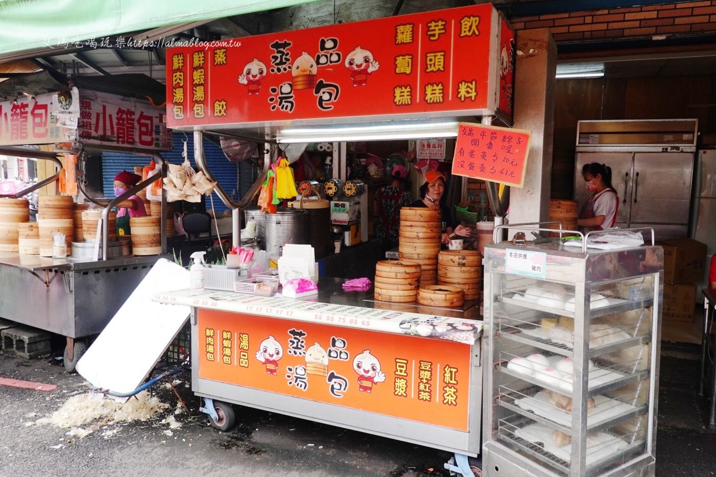 【桃園 蒸品湯包】忠貞市場入口小攤車。鮮蝦湯包藏著整尾白蝦！