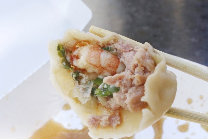 【桃園 蒸品湯包】忠貞市場入口小攤車。鮮蝦湯包藏著整尾白蝦！