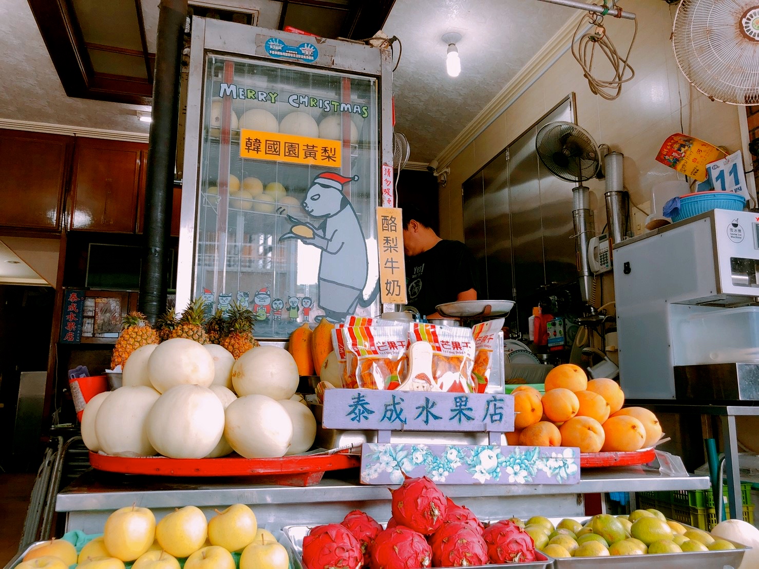 【台南 泰成水果店】正興街一級商圈84年老店。新鮮哈密瓜做成超份量「哈密瓜盅冰」