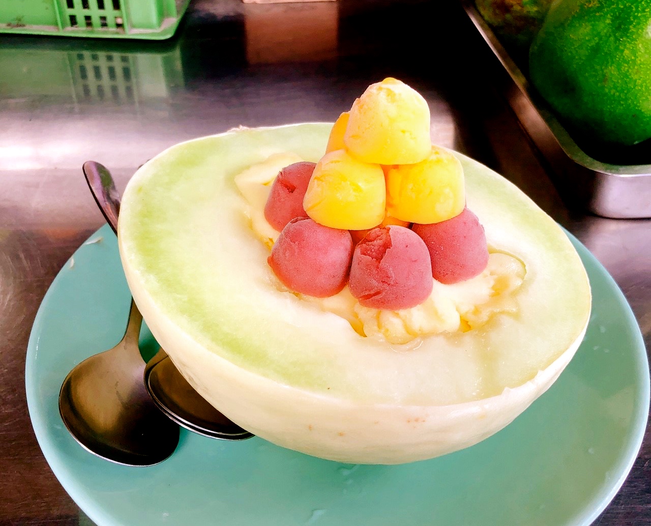 【台南 泰成水果店】正興街一級商圈84年老店。新鮮哈密瓜做成超份量「哈密瓜盅冰」