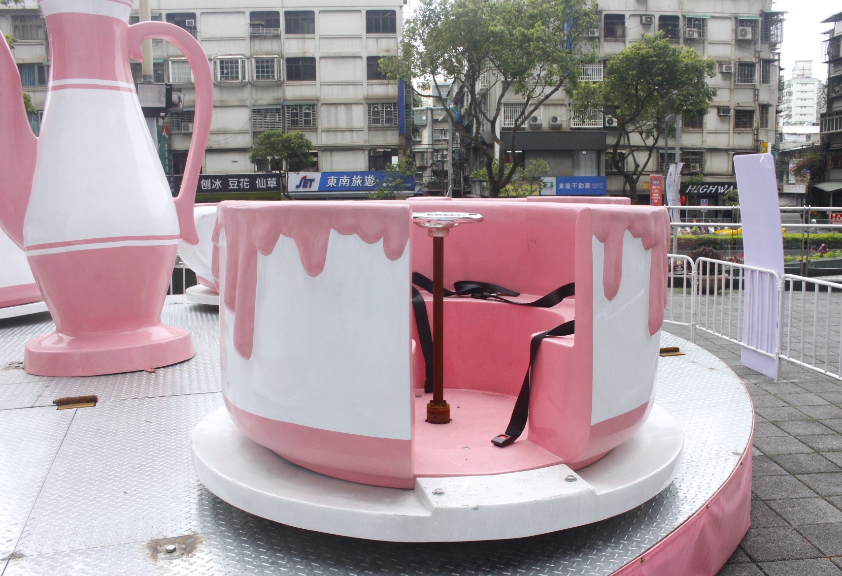 【新北 粉紅嘉年華 Pink Wonderland】遠百Mega City3/15-5/14。少女心噴發的粉紅樂園