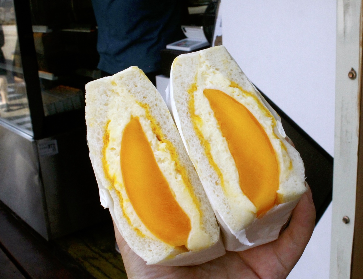 【台中 橫山銘製三明治】中科商圈貨櫃屋“水果三明治”。「夏艷香蘭芒果」三明治用了一整顆金黃芒果！