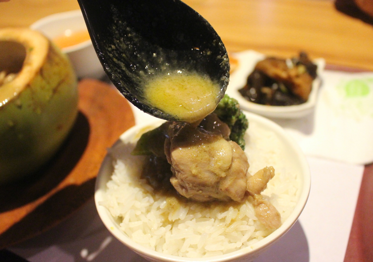 【桃園 Thai.bo 泰飽】大江美食街-泰式飯包。霸氣水果殼當成碗.就像一道菜！