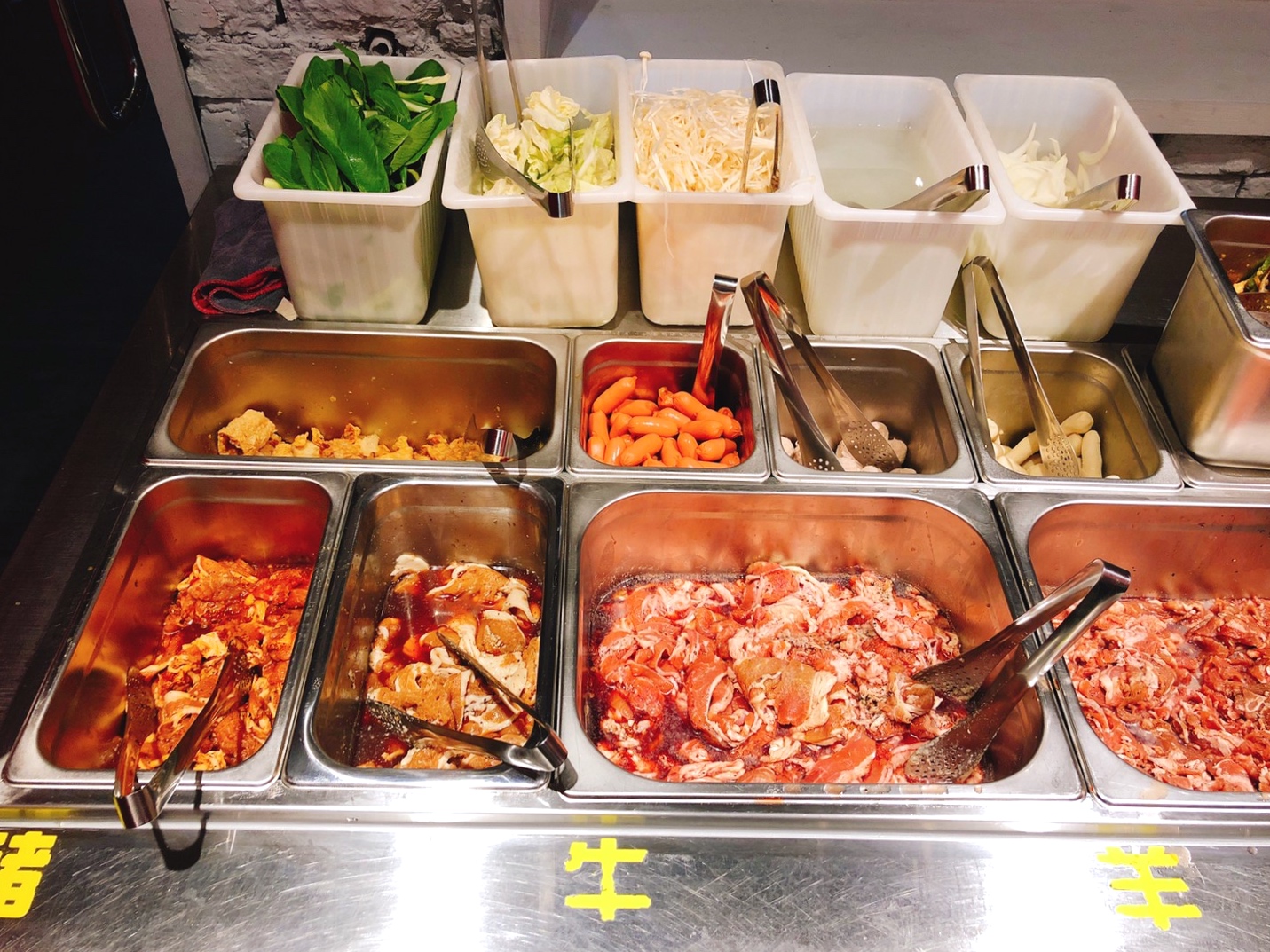 【新北 韓哥哥銅盤烤肉】平日中午299元就能吃飽(不收服務費)。豬牛雞羊、蔬菜鍋料、韓式泡菜、冰淇淋...90分鐘吃到翻過去！