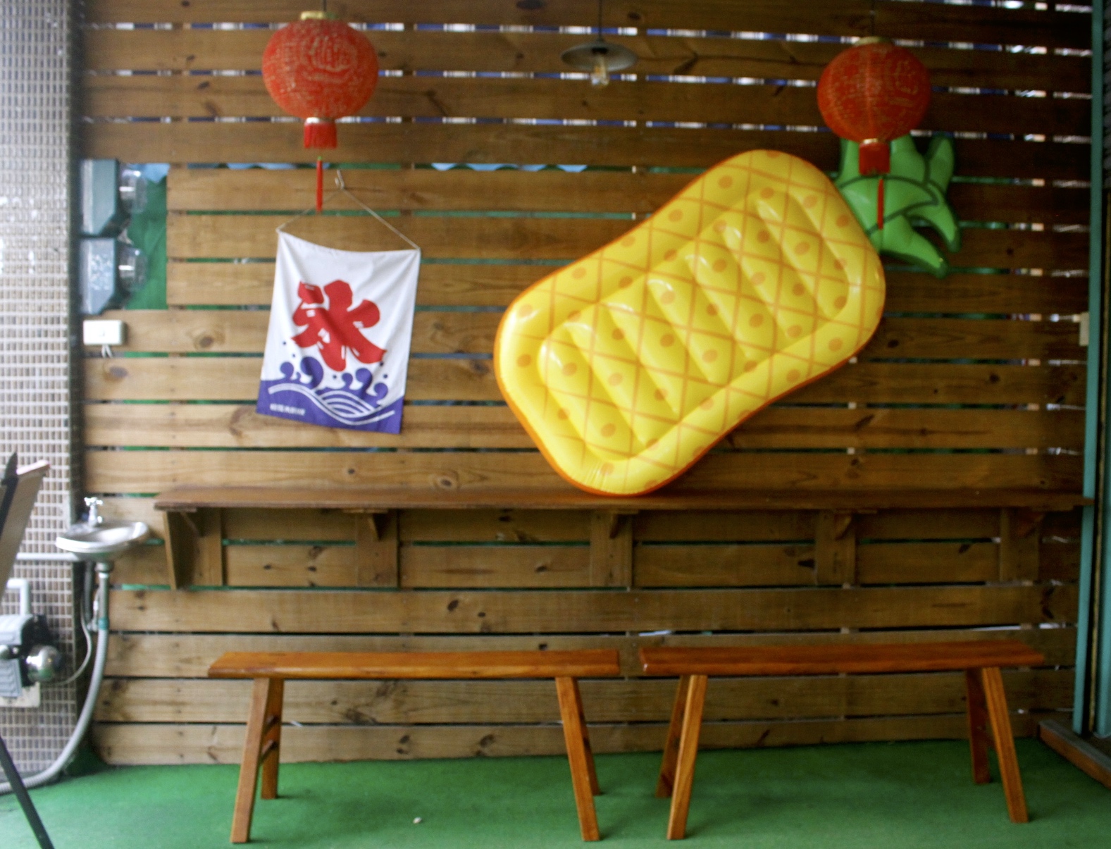 【台南 南泉冰菓室】安平區最浮誇的「鳯梨王國」一次用掉半顆鳳梨！三樓戶外還有賞河區和老街彩繪牆