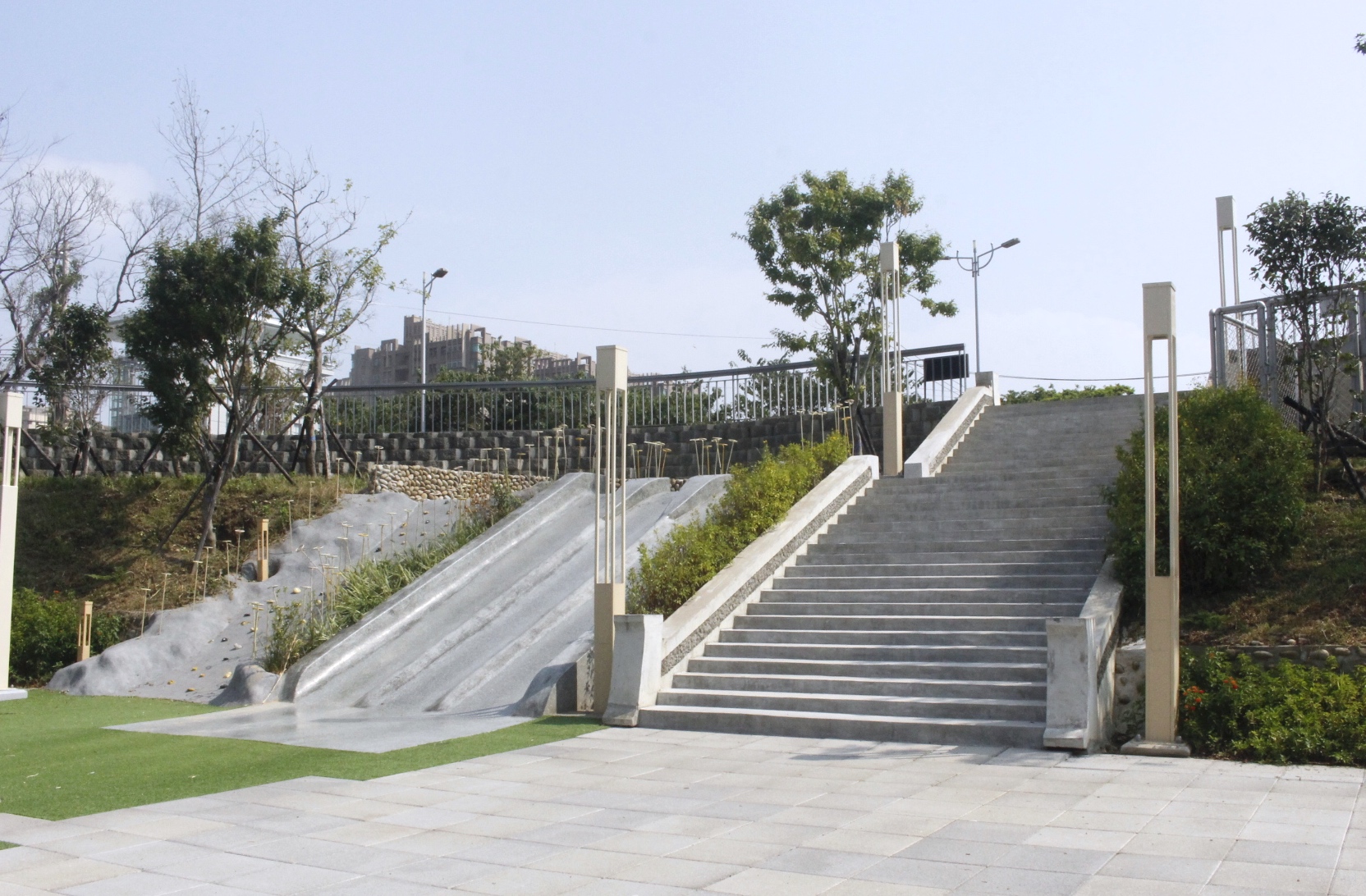 【新竹 水道取水口展示館】90年古蹟有了新生命。閃耀裝置藝術牆、淺水泡腳池、溜滑梯和攀岩