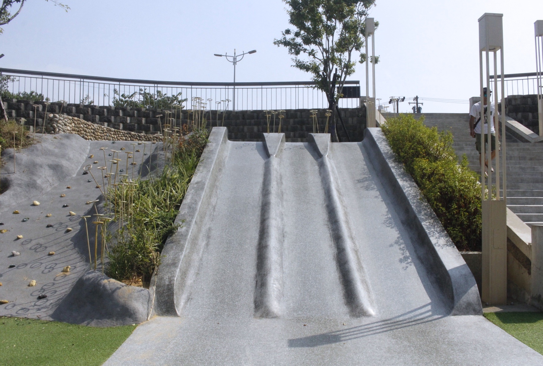 【新竹 水道取水口展示館】90年古蹟有了新生命。閃耀裝置藝術牆、淺水泡腳池、溜滑梯和攀岩