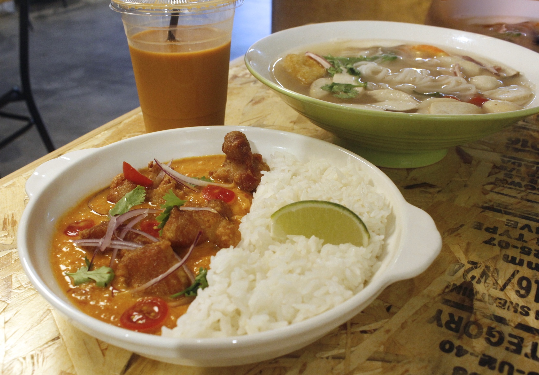 【新竹 曼谷市場】東門市場泰式小吃巨城分店。啟動度假拍照風！紅咖哩辣味溫和老少咸宜