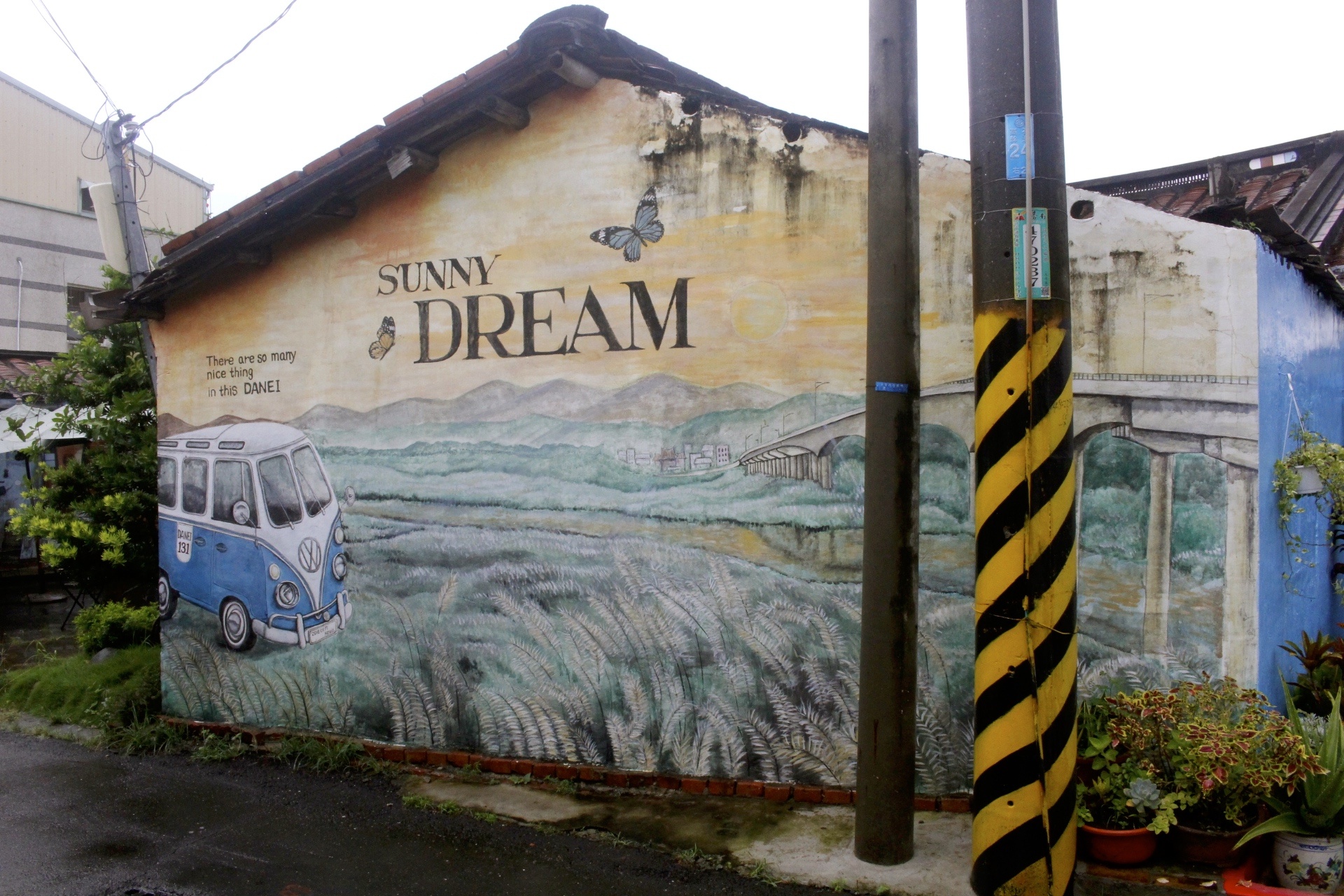 【台南 大內龍貓公車站】舊景點彩繪牆一樣高人氣。萌噠噠「龍貓トトロ」好逼真！