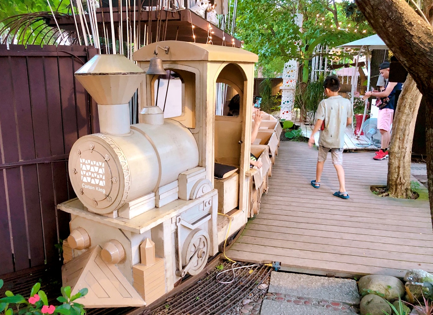 【台中 紙箱王創意園區】新玩法！鋼雕藝術么么空中步道、巨型蘑菇屋，還能體驗蒸氣造型紙火車！