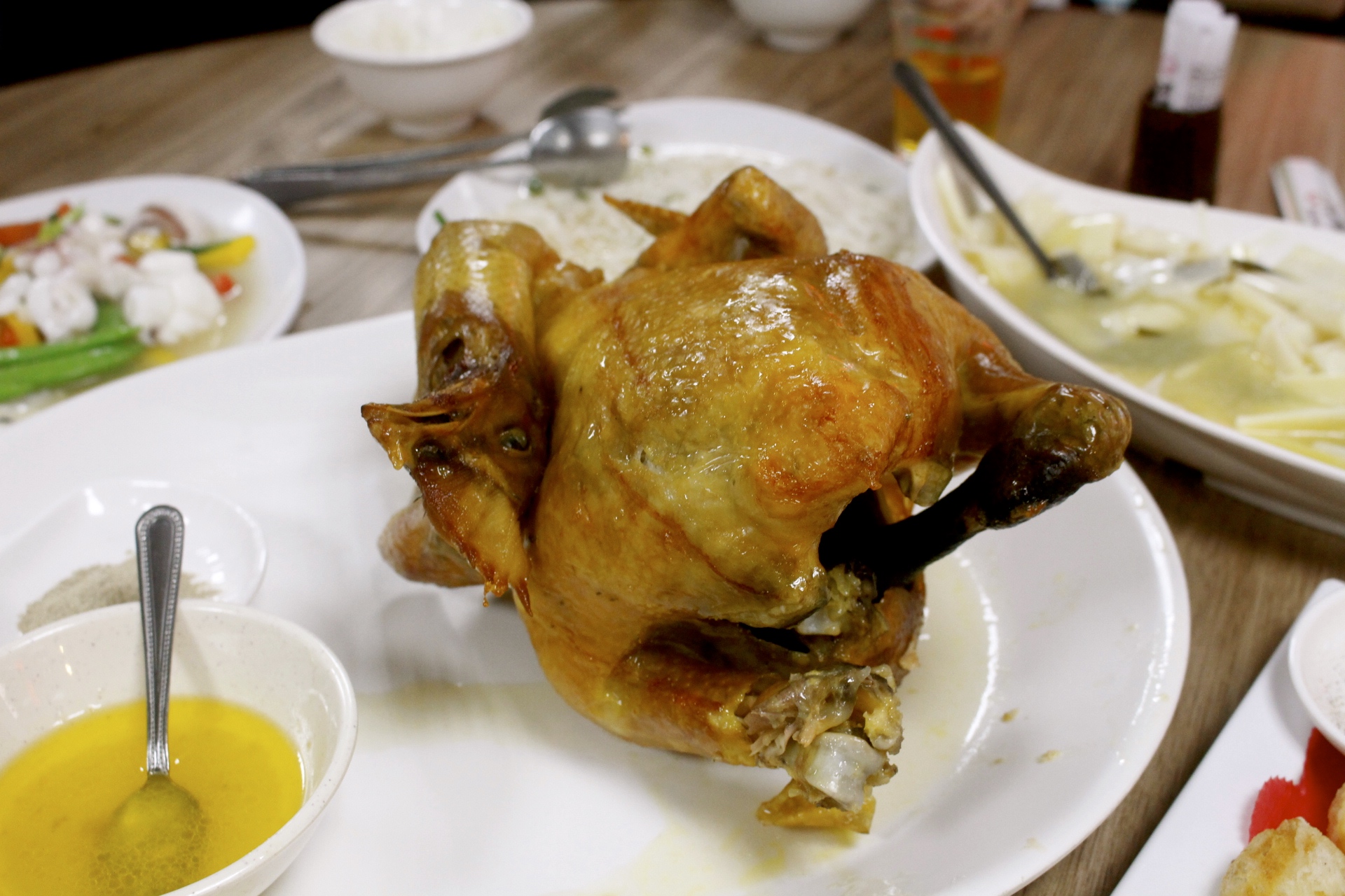 【食 福哥石窯雞】礁溪好評「石窯烤雞」選用台東放養黑羽土雞。糕渣、雞汁悶筍必點！