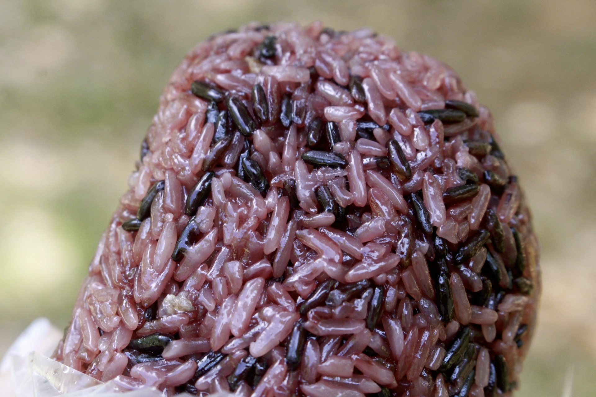 【食 粗飽食研所】大湳市場入口點「紫米飯糰車」。飯糰界的Big size直逼一個便當飽度！
