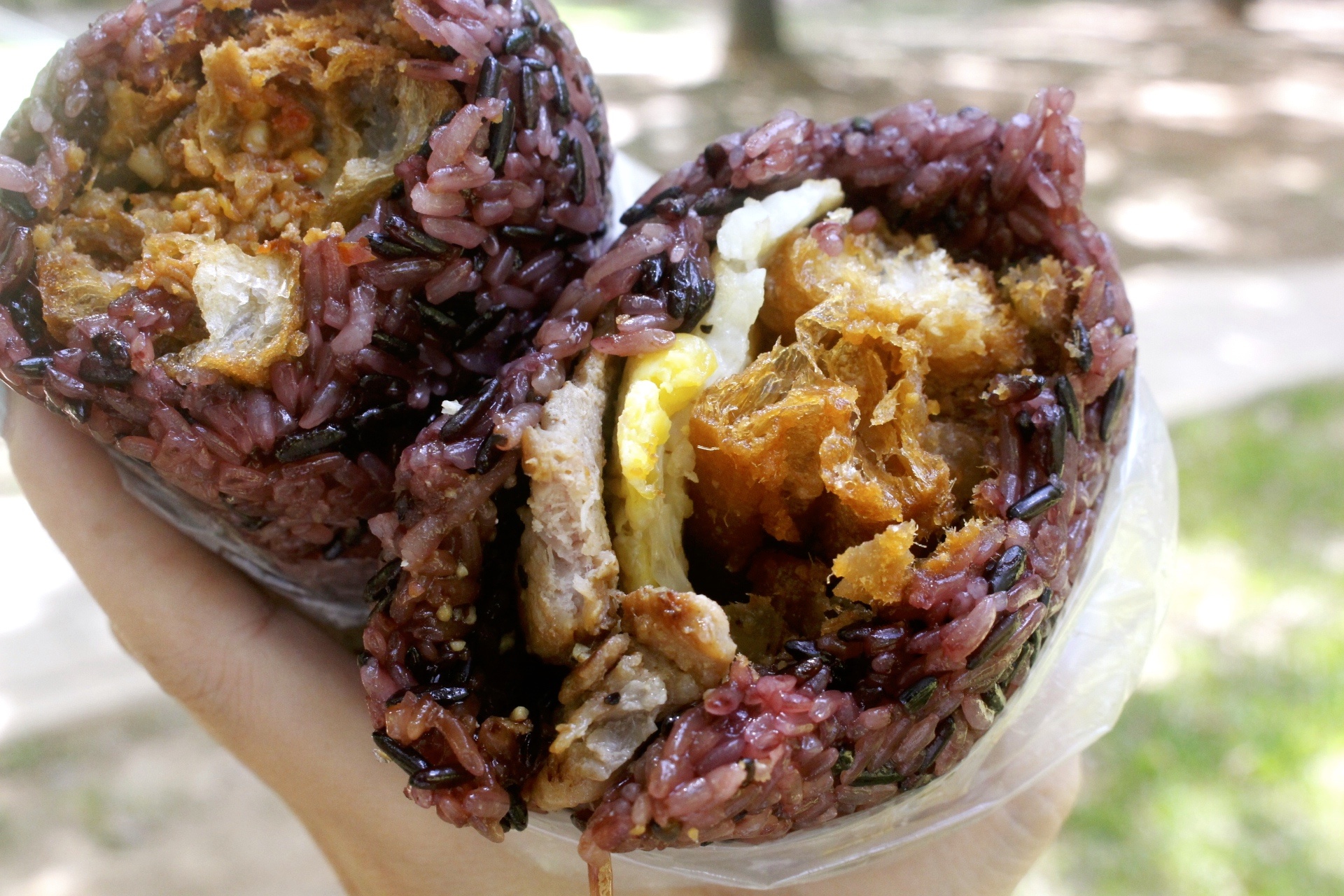 【食 粗飽食研所】大湳市場入口點「紫米飯糰車」。飯糰界的Big size直逼一個便當飽度！