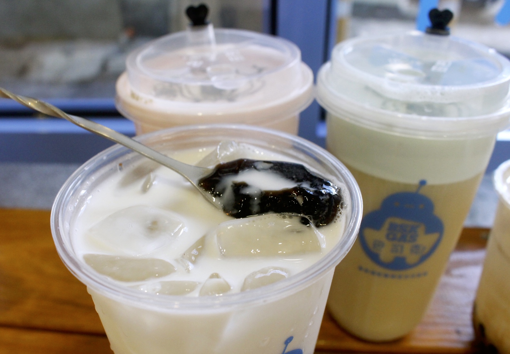 【食 巴司克】車站商圈奶蓋茶飲專賣店。厚實奶霜是別家2倍！還有黑糖珍珠厚奶霜、烘焙小點心