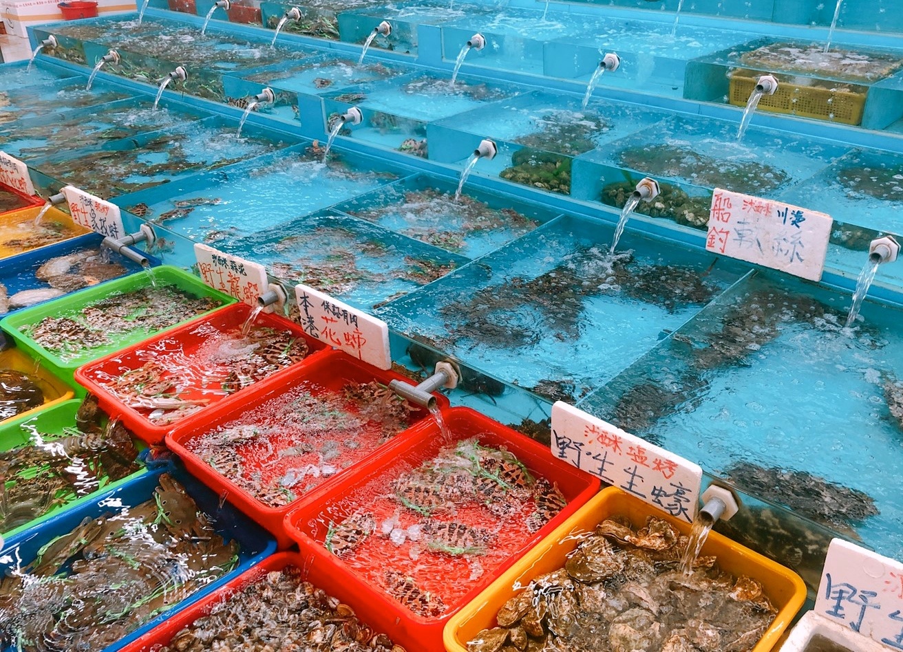 〖碧砂漁港〗尚青的海鮮就在這！現剖馬糞海膽、清蒸活體花蟹、沙蝦．吃飽繼續到廣場散步
