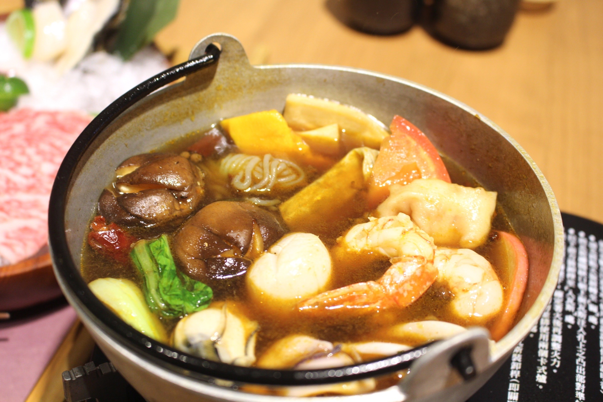 【食 東港強和牛燒肉】就是要吃「海鮮頂級和牛」搭配麻辣鍋，日本A5頂級和牛油花瞬間化開～超美味