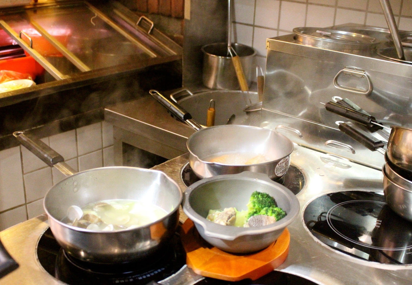【食 果腹食堂】板橋大食代美食街也能喝到雲嶺鮮雞湯！雙人套餐好澎湃有「鮮蝦蛤蠣精燉土雞鍋」