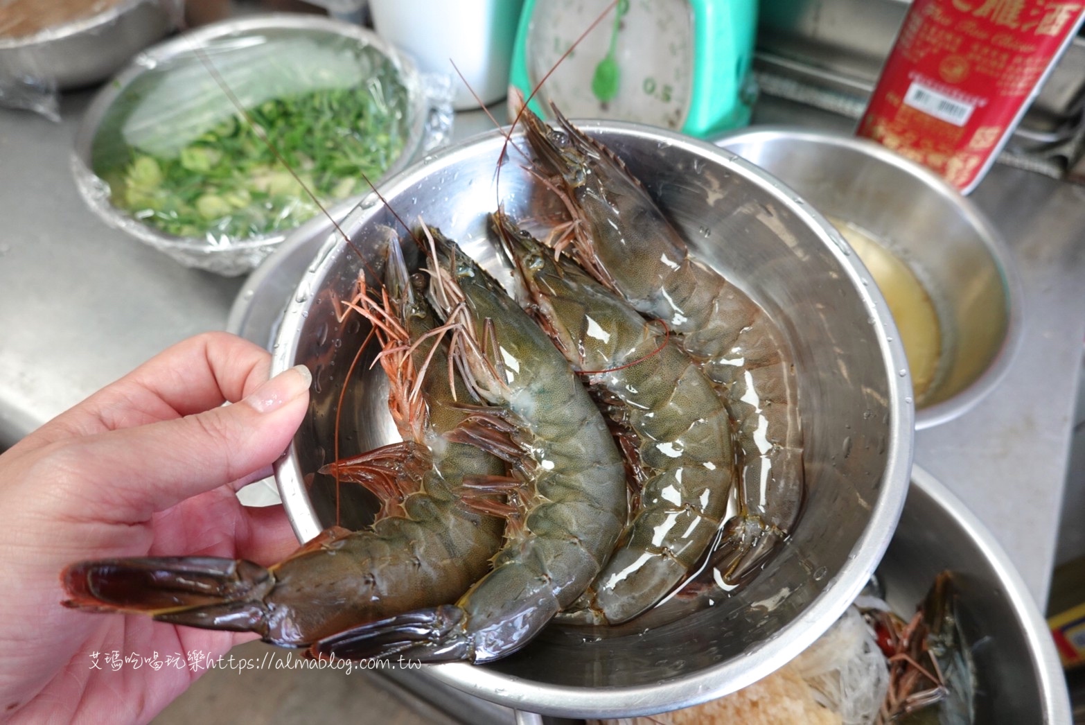 旗津來的霸氣海鮮！打卡名菜“扇貝花”、20公分大明蝦、新推出“整尾大花枝”